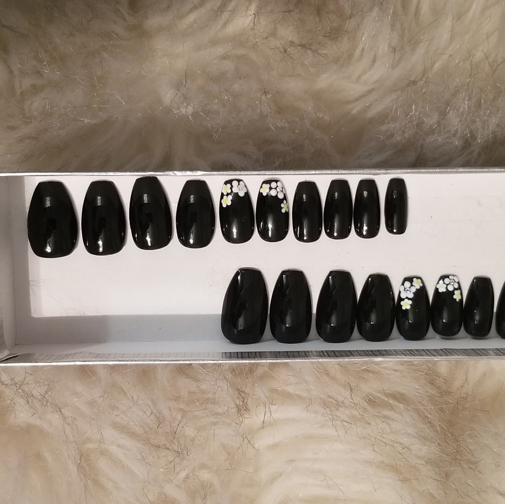 Press On Nails-Daisy - Picture 1 of 2
